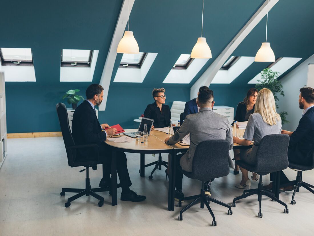 Imprenditori in confronto durante una sessione di lavoro